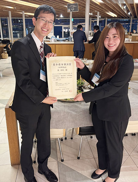 受賞した南佑紀（左）と日本地下水学会行事委員会の西澤紗季（左）