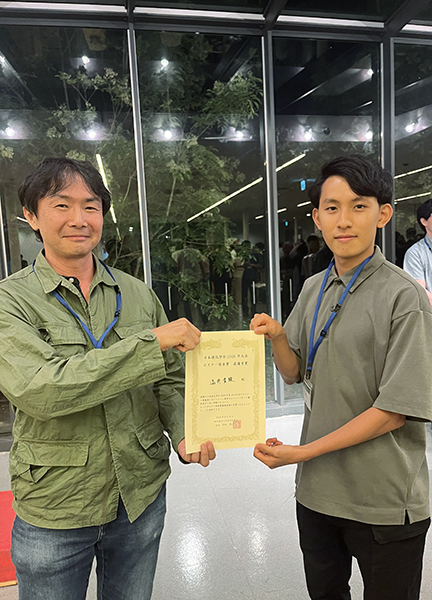 受賞写真（向かって右が温井貴駿さん、左隣が土`田努先生）
